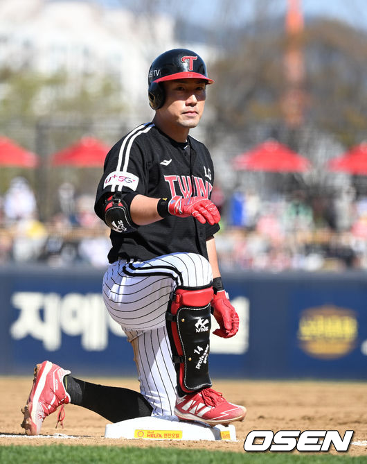 2일 오후 광주-기아챔피언스필드에서 '2022 신한은행 SOL KBO 리그' KIA 타이거즈와 LG 트윈스의 경기가 열렸다.5회초 1사 만루에서 LG 서건창이 우전 적시 2루타를 치고 환호하고 있다. 2022.04.02 /sunday@osen.co.kr