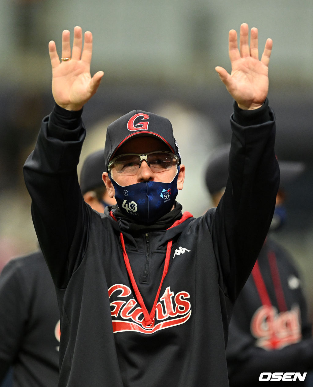 롯데 서튼 감독이 팬들과 승리를 기뻐하고 있다. 2022.04.02 /jpnews@osen.co.kr