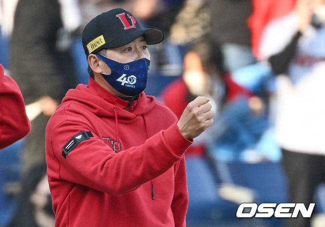 SSG 김원형 감독이 연장 10회 4-0으로 승리한 후 기쁨을 나누고 있다. 2022.04.02 / foto0307@osen.co.kr