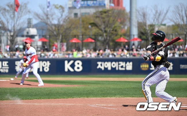 2일 오후 광주-기아챔피언스필드에서 '2022 신한은행 SOL KBO 리그' KIA 타이거즈와 LG 트윈스의 경기가 열렸다.1회초 1사에서 LG 송찬의가 땅볼로 물러나고 있다. 2022.04.02 /sunday@osen.co.kr