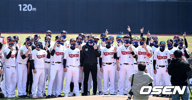 2일 오후 수원 KT위즈파크에서 ’2022 신한은행 SOL KBO리그’ KT 위즈와 삼성 라이온즈의 개막전이 열렸다.경기 시작을 앞두고 열린 챔피언 반지 수여식, KT 이강철 감독을 비롯한 코칭스태프와 선수들이 반지를 끼고 기념촬영을 하고 있다. 2022.04.02 / dreamer@osen.co.kr
