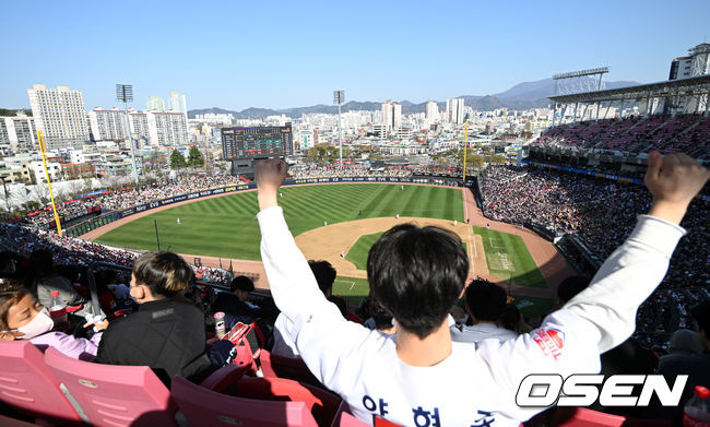 2일 오후 광주-기아챔피언스필드에서 '2022 신한은행 SOL KBO 리그' KIA 타이거즈와 LG 트윈스의 경기가 열렸다.경기장을 가득 메운 야구팬들이 열띤 응원을 펼치고 있다. 2022.04.02 /sunday@osen.co.kr