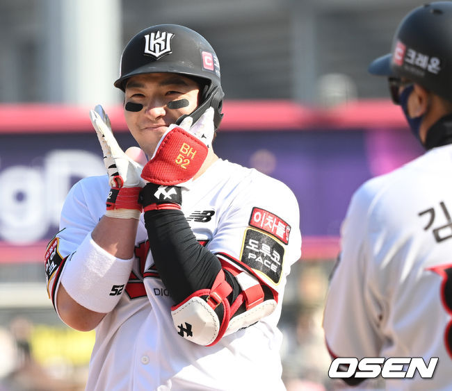 2일 오후 수원 KT위즈파크에서 ’2022 신한은행 SOL KBO리그’ KT 위즈와 삼성 라이온즈의 개막전이 열렸다.7회말 무사 1루 상황 KT 박병호가 안타를 날리고 1루에 안착해 더그아웃을 향해 세리머니를 하고 있다. 2022.04.02 / dreamer@osen.co.kr