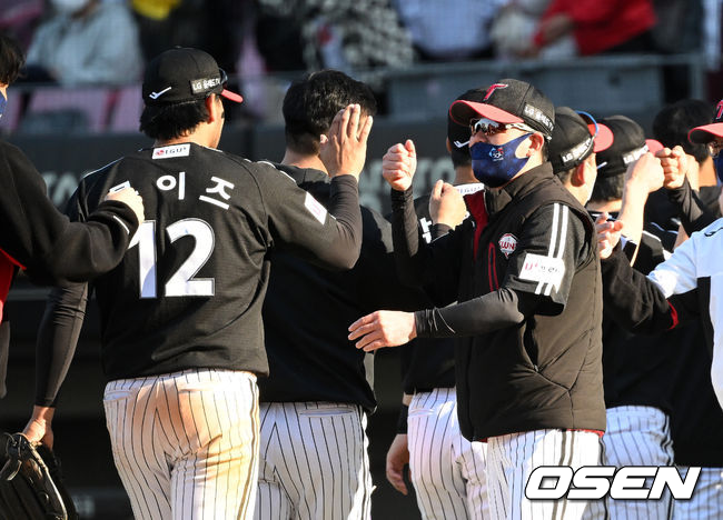 LG 트윈스가 기분좋은 개막전 승리를 따냈다.  LG는 2일 광주-기아 챔피언스필드에서 열린 '2022 신한은행 SOL KBO리그' KIA 타이거즈와의 개막전에서 선발 아담 플럿코의 눈부신 호투와 서건창의 3타점 2루타, 채은성의 솔로포를 앞세워 9-0으로 승리했다. 경기 종료 후 LG 류지현 감독이 선수들과 승리의 기쁨을 나누고 있다. 2022.04.02 /sunday@osen.co.kr