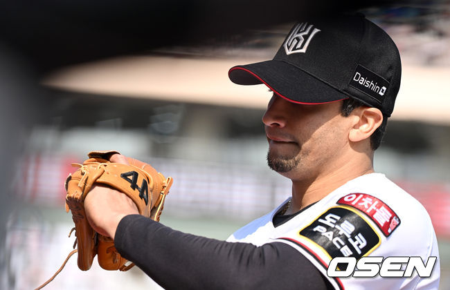 2일 오후 수원 KT위즈파크에서 ’2022 신한은행 SOL KBO리그’ KT 위즈와 삼성 라이온즈의 개막전이 열렸다.6회초 삼성 공격을 삼자범퇴로 막아낸 KT 선발 쿠에바스가 더그아웃으로 향하며 동료들과 인사를 나누고 있다. 2022.04.02 / dreamer@osen.co.kr