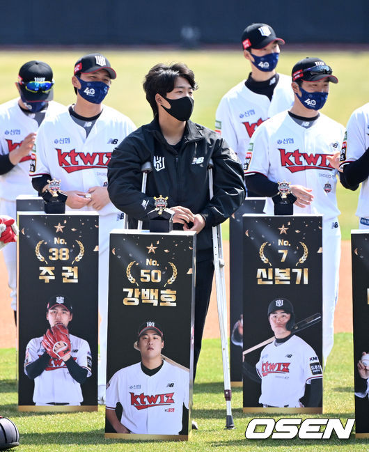 2일 오후 수원 KT위즈파크에서 ’2022 신한은행 SOL KBO리그’ KT 위즈와 삼성 라이온즈의 개막전이 열렸다.경기 시작을 앞두고 열린 챔피언 반지 수여식, KT 강백호가 목발을 짚고 행사에 참석해 챔피언 반지를 받고 있다. 2022.04.02 / dreamer@osen.co.kr