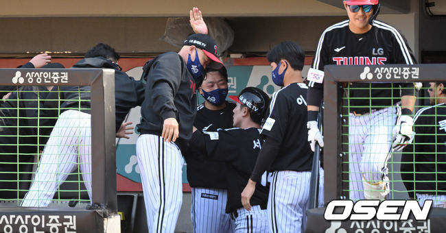 LG 송찬의의 희생플라이 때 3루주자 서건창이 태그업을 시도해 득점을 올리고 더그아웃에서 동료들과 환호하고 있다. 2022.04.02 /sunday@osen.co.kr