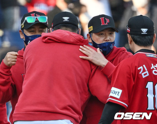 SSG 김원형 감독이 연장 10회 4-0으로 승리한 후 폰트와 기쁨을 나누고 있다. 2022.04.02 / foto0307@osen.co.kr