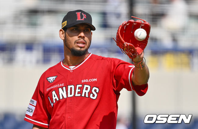 SSG 폰트가 5회말 등판, 볼을 잡고 있다. 2022.04.02 / foto0307@osen.co.kr