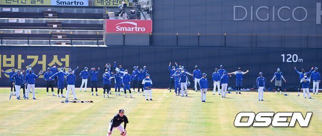 삼성 선수들이 외야에서 몸을 풀고 있다. 2022.04.02 / dreamer@osen.co.kr