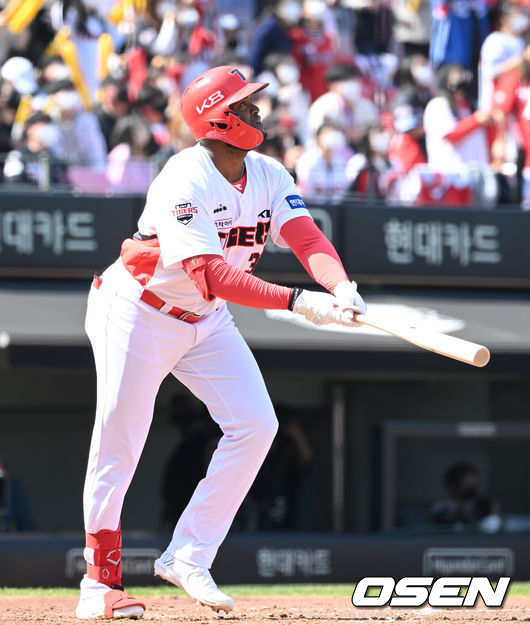3일 오후 광주-기아챔피언스필드에서 '2022 신한은행 SOL KBO 리그' KIA 타이거즈와 LG 트윈스의 경기가 열렸다. 3회말 무사에서 KIA 소크라테스가 우중월 솔로 홈런을 치고 있다. 2022.04.03 /sunday@osen.co.kr