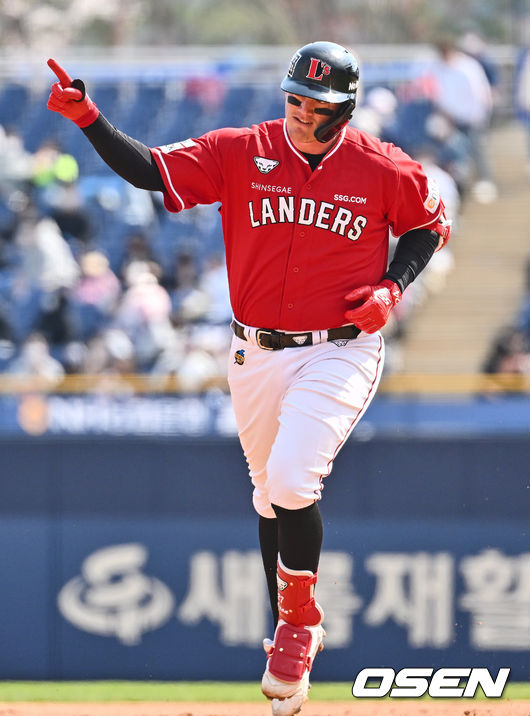 2회초 SSG 랜더스 크론이 좌월 솔로 홈런을 치고 세리머니를 하고 있다. 2022.04.03 / foto0307@osen.co.kr