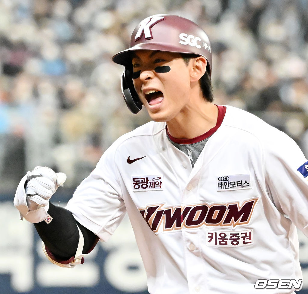 3일 오후 서울 고척스카이돔에서 '2022 신한은행 SOL KBO 리그' 키움 히어로즈와 롯데 자이언츠의 경기가 열렸다.7회말 2사 주자 2,3루 키움 이정후가 좌익수 오른쪽 역전 2타점 적시타를 날린 후 1루에서 기뻐하고 있다. 2022.04.03 /rumi@osen.co.kr