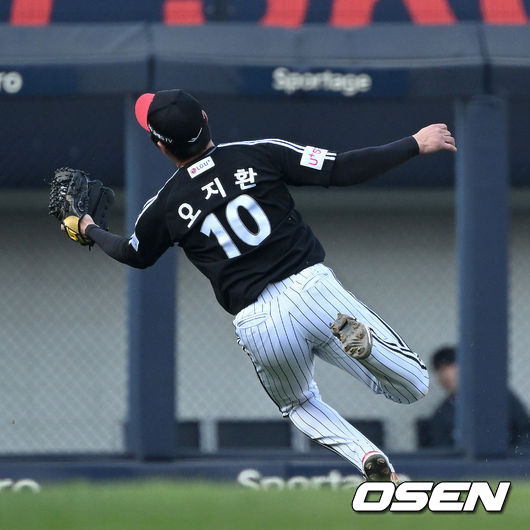 3일 오후 광주-기아챔피언스필드에서 '2022 신한은행 SOL KBO 리그' KIA 타이거즈와 LG 트윈스의 경기가 열렸다. 8회말 무사에서 LG 오지환이 KIA 최형우의 타구를 잡아내고 있다. 2022.04.03 /sunday@osen.co.kr