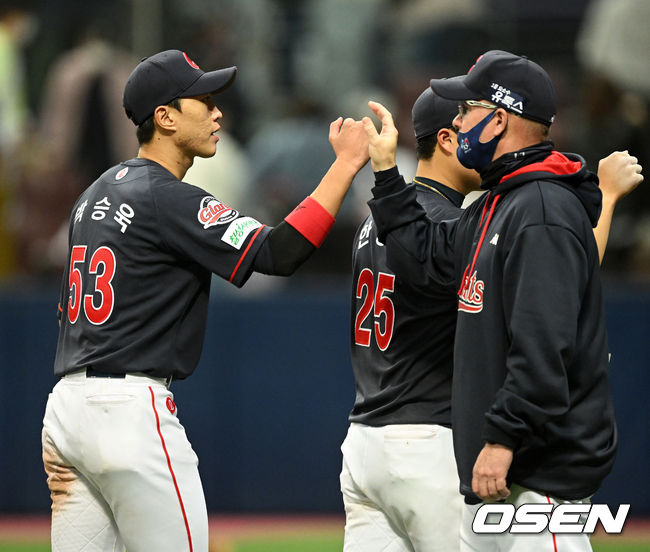 롯데 서튼 감독이 박승욱과 승리를 기뻐하고 있다. 2022.04.02 /jpnews@osen.co.kr