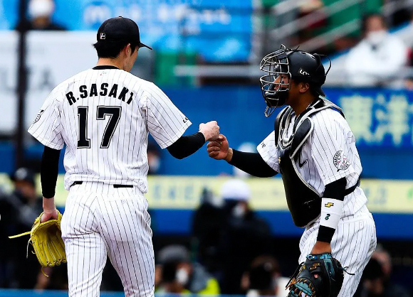 지바 롯데 투수 사사키 로키가 포수 마쓰카와 코우와 주먹을 맞대고 있다. /지바 롯데 마린스 SNS