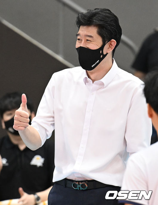 KB손해보험 후인정 감독. / OSEN DB