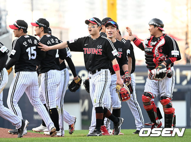 경기 종료 후 LG 박해민과 서건창이 동료들과 승리의 기쁨을 나누고 있다. 2022.04.03