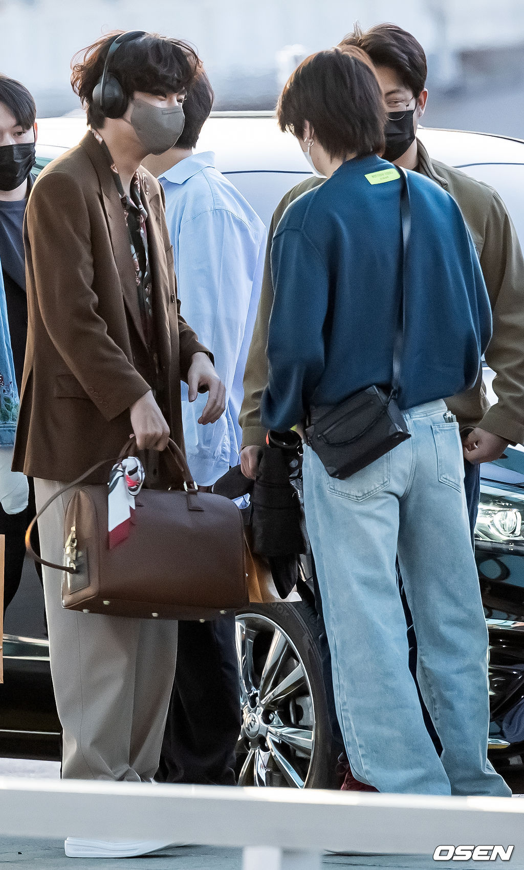 방탄소년단 뷔와 슈가가 하차한 후 즐겁게 얘기를 나누고 있다. 2022.03.28 /rumi@osen.co.kr