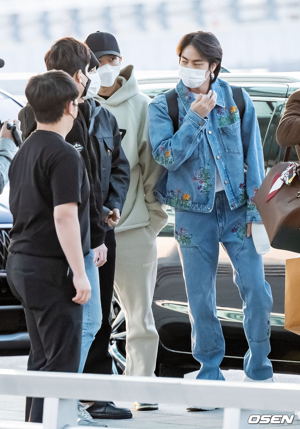 방탄소년단 지민 RM 진이 출국장을 향하며 얘기를 나누고 있다. 2022.03.28 /rumi@osen.co.kr