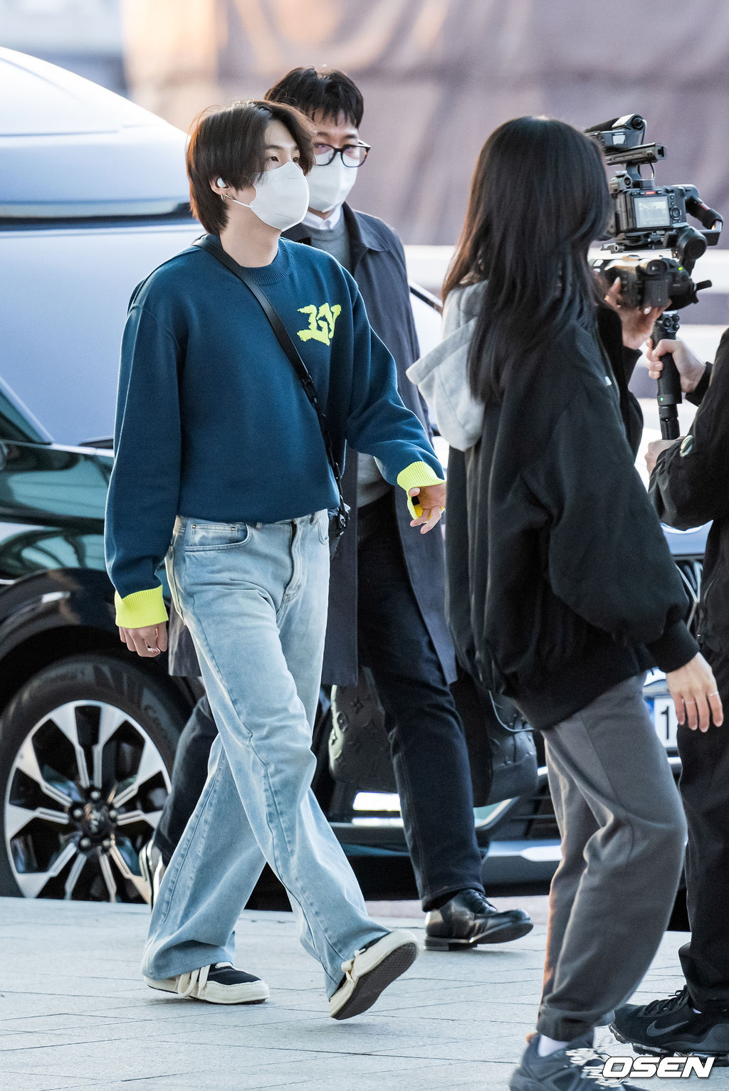 방탄소년단 슈가가 출국장을 향해 걸어가고 있다. 2022.03.28 /rumi@osen.co.kr