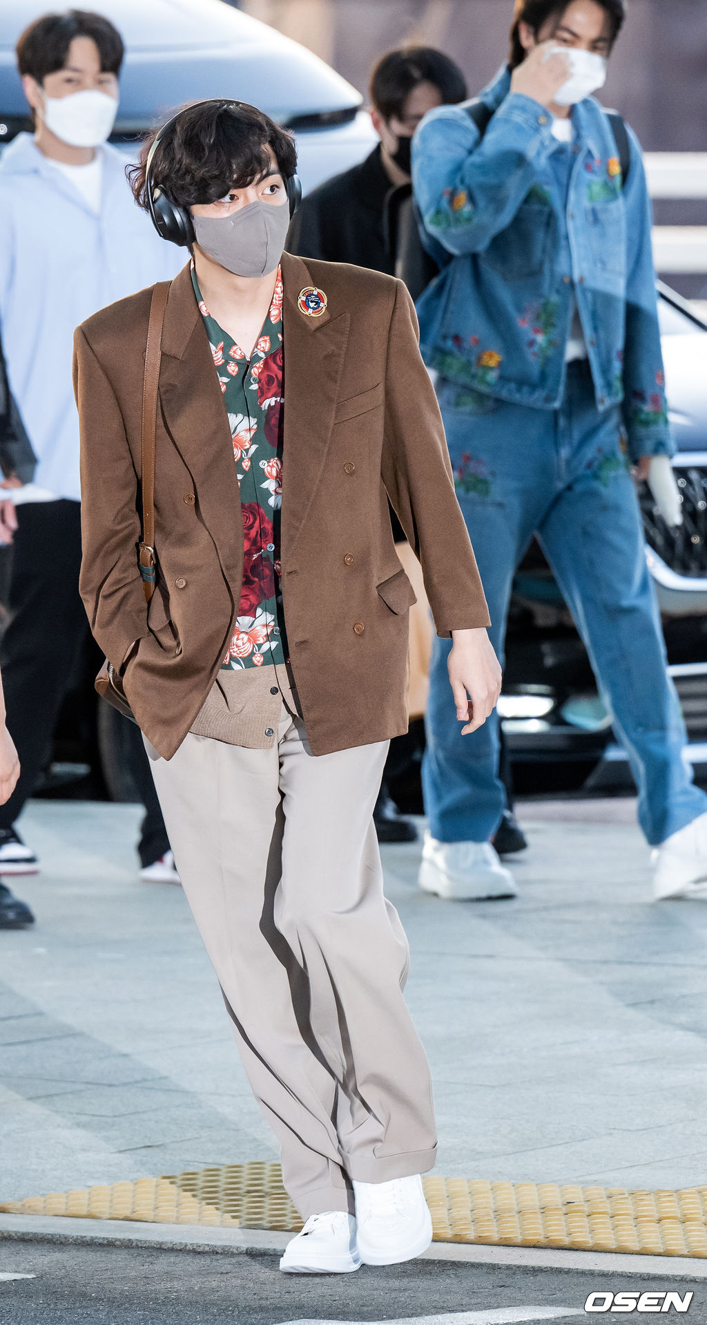 방탄소년단 뷔가 출국장을 향해 걸어가고 있다. 2022.03.28 /rumi@osen.co.kr