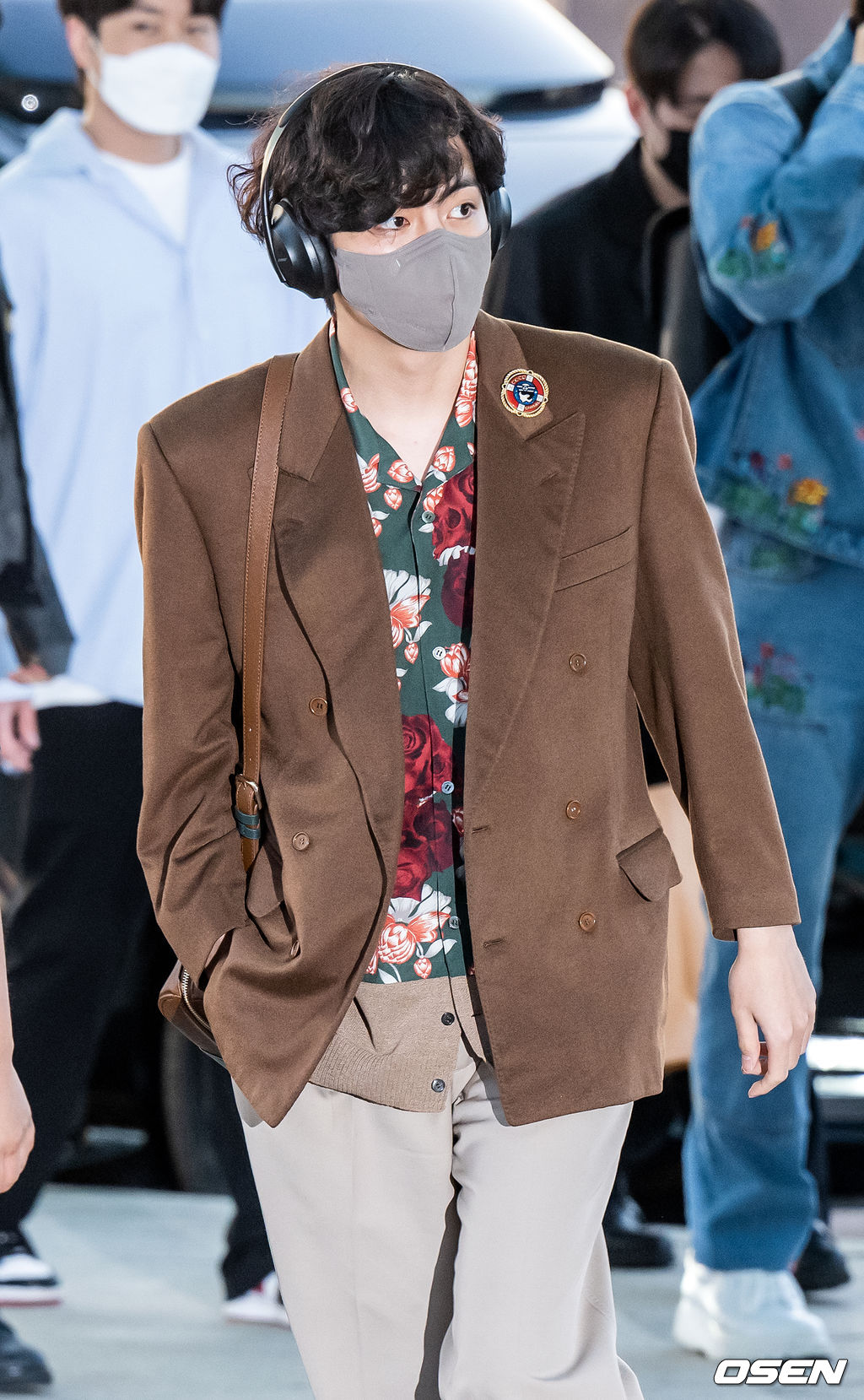 방탄소년단 뷔가 출국장을 향해 걸어가고 있다. 2022.03.28 /rumi@osen.co.kr