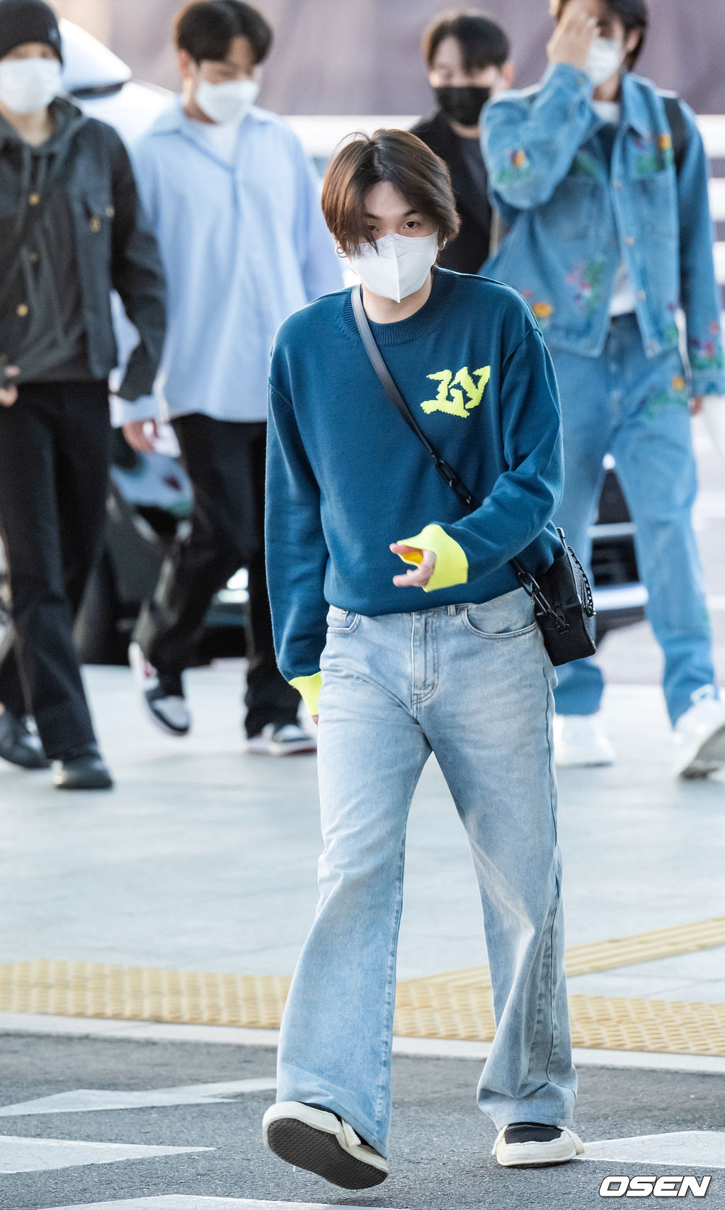 방탄소년단 슈가가 출국장을 향해 걸어가고 있다. 2022.03.28 /rumi@osen.co.kr