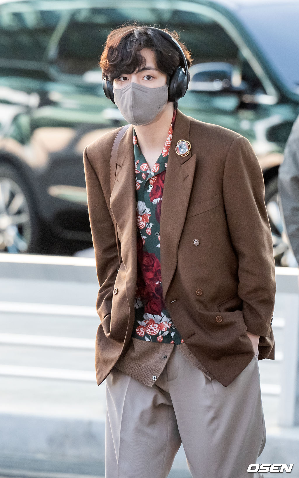 방탄소년단 뷔가 출국장을 향해 걸어가고 있다. 2022.03.28 /rumi@osen.co.kr