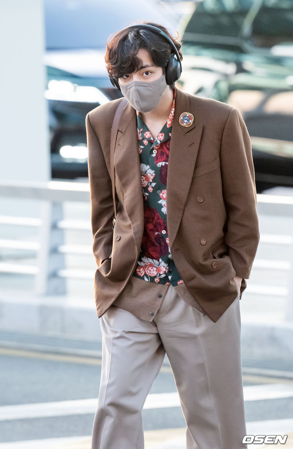 방탄소년단 뷔가 출국장을 향해 걸어가고 있다. 2022.03.28 /rumi@osen.co.kr