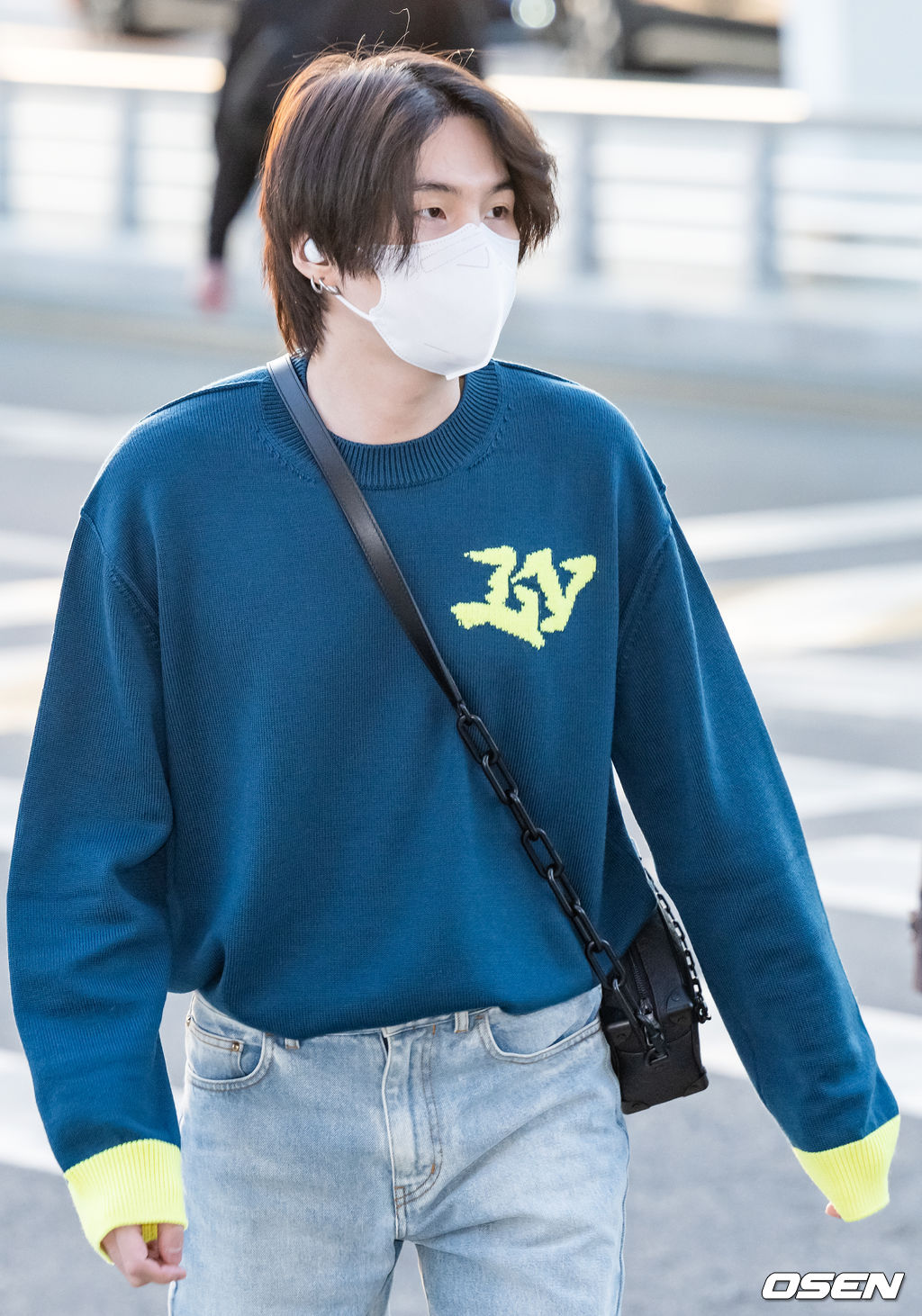 방탄소년단 슈가가 출국장을 향해 걸어가고 있다. 2022.03.28 /rumi@osen.co.kr