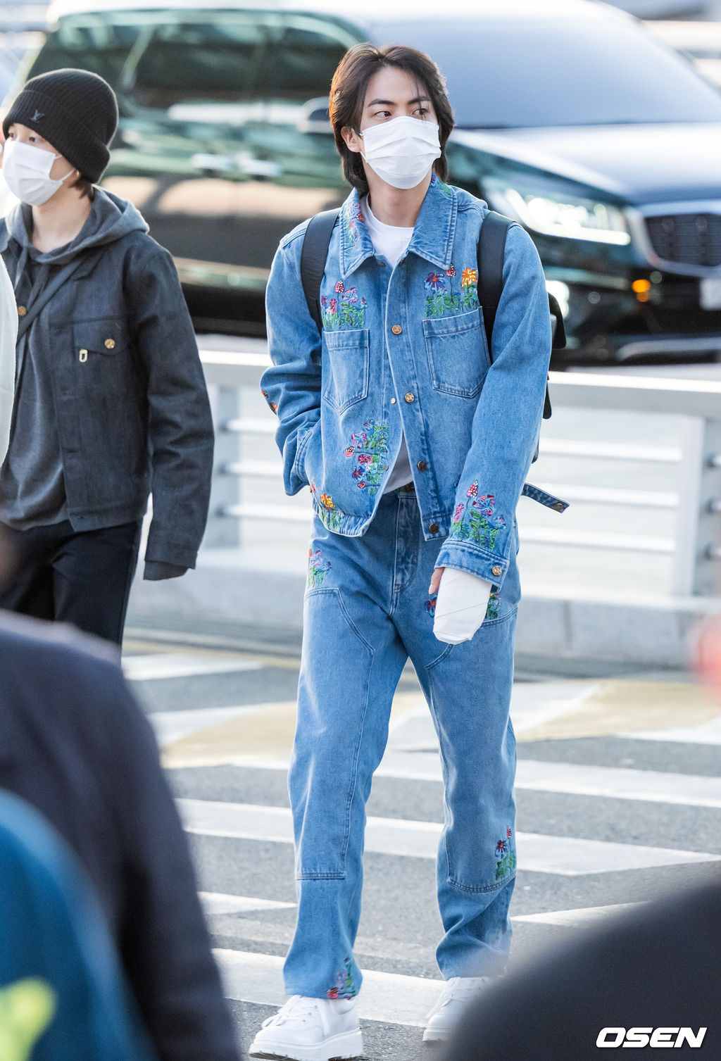 방탄소년단 진이 출국장을 향해 걸어가고 있다. 2022.03.28 /rumi@osen.co.kr
