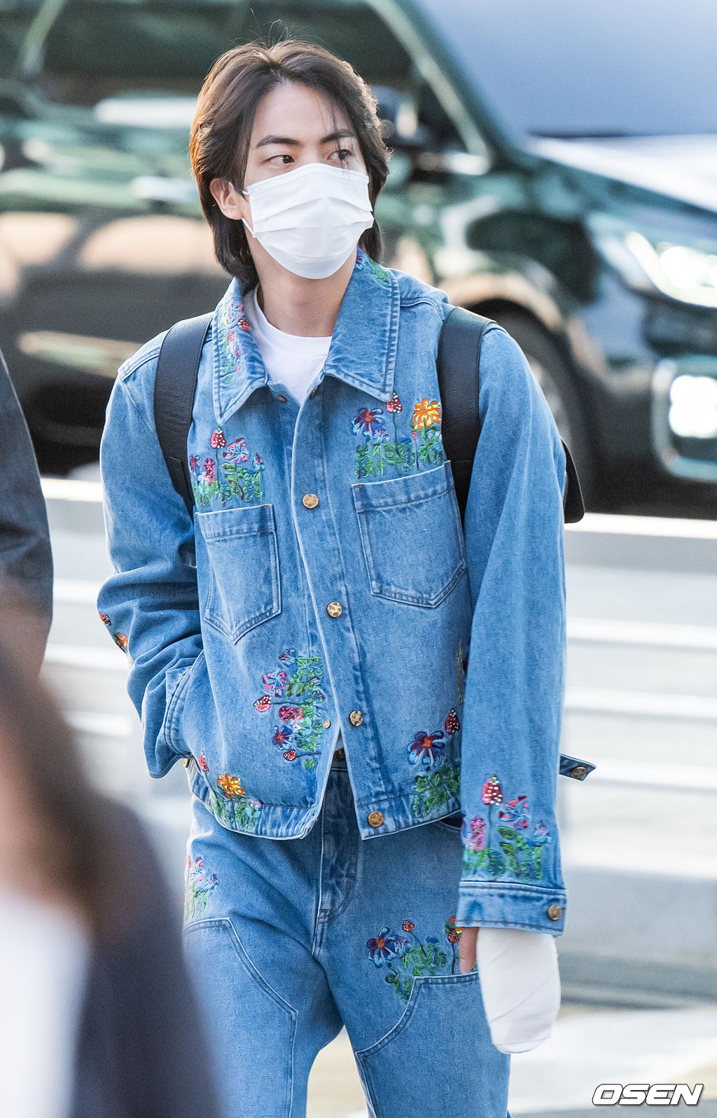 방탄소년단 진이 출국장을 향해 걸어가고 있다. 2022.03.28 /rumi@osen.co.kr