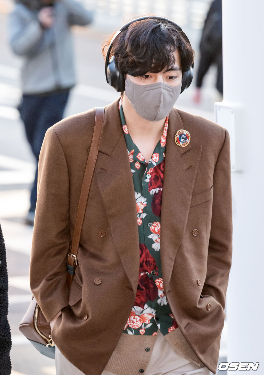 방탄소년단 뷔가 출국장을 향해 걸어가고 있다. 2022.03.28 /rumi@osen.co.kr