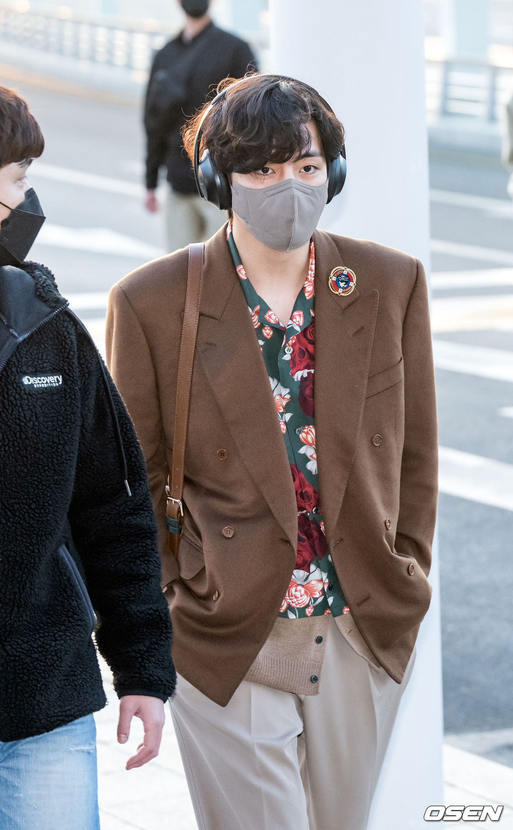 방탄소년단 뷔가 출국장을 향해 걸어가고 있다. 2022.03.28 /rumi@osen.co.kr
