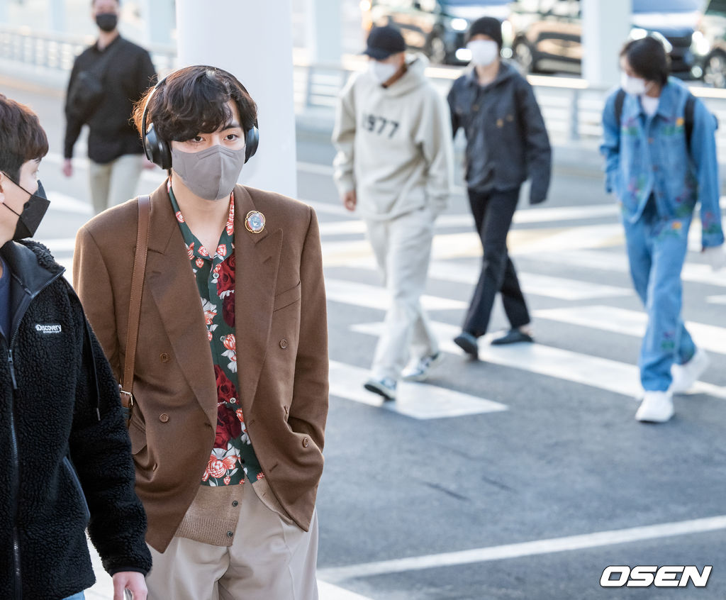 방탄소년단 뷔가 출국장을 향해 걸어가고 있다. 2022.03.28 /rumi@osen.co.kr