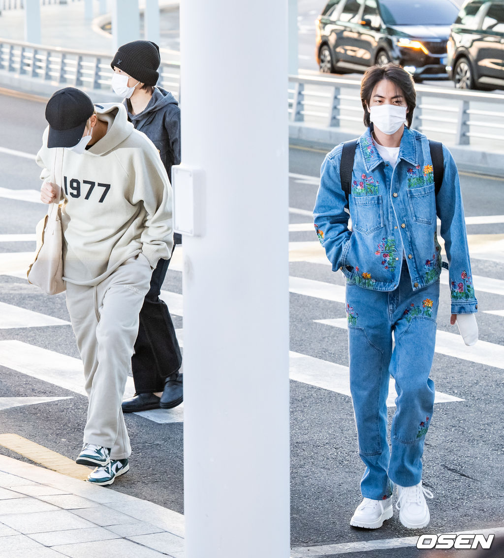 방탄소년단 RM 지민 진이 출국장을 향해 걸어가고 있다. 2022.03.28 /rumi@osen.co.kr