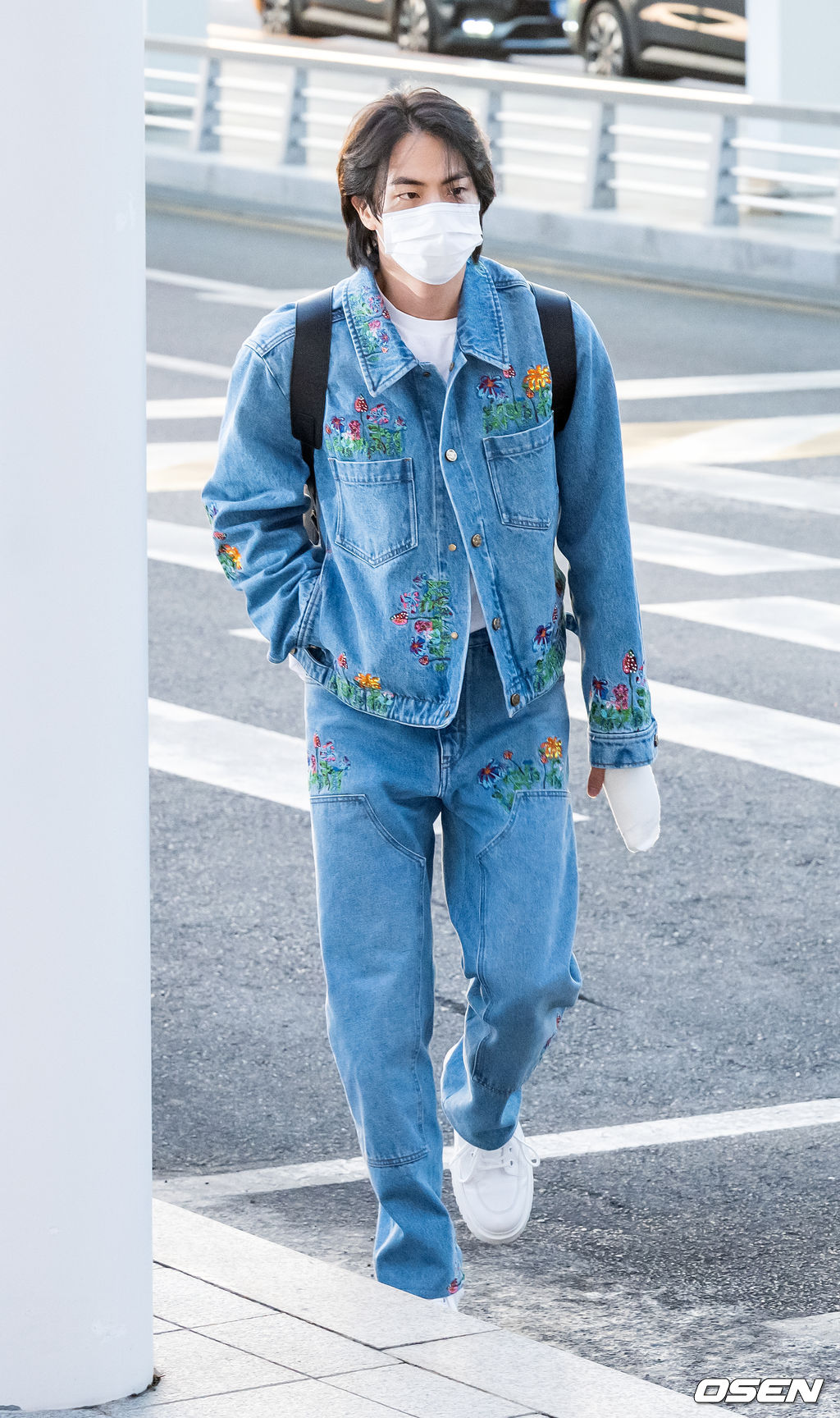 방탄소년단 진이 출국장을 향해 걸어가고 있다. 2022.03.28 /rumi@osen.co.kr