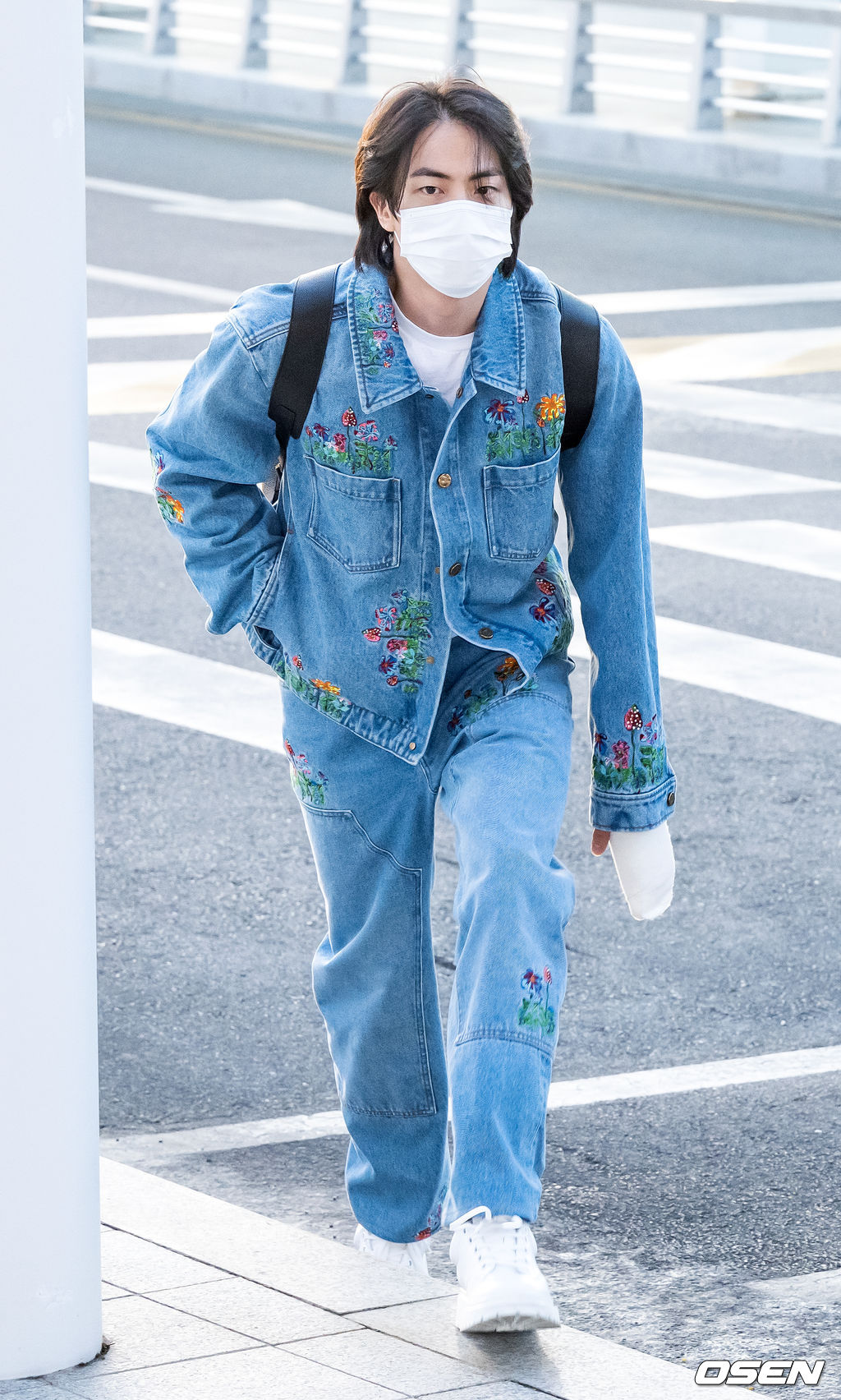 방탄소년단 진이 출국장을 향해 걸어가고 있다. 2022.03.28 /rumi@osen.co.kr