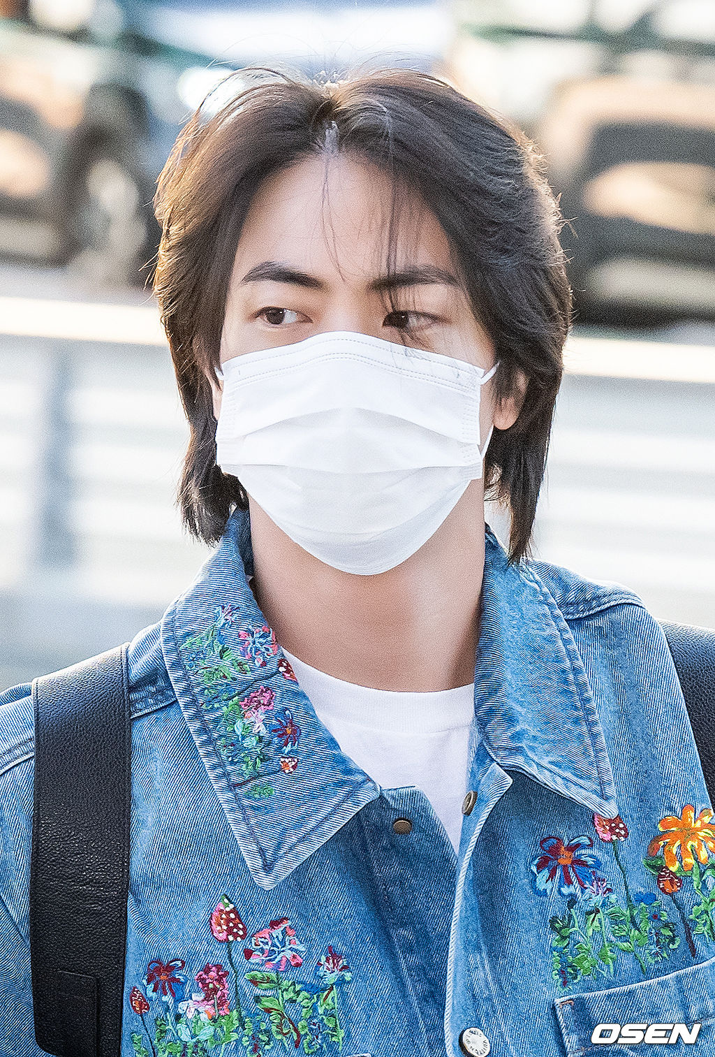 방탄소년단 진이 출국장을 향해 걸어가고 있다. 2022.03.28 /rumi@osen.co.kr