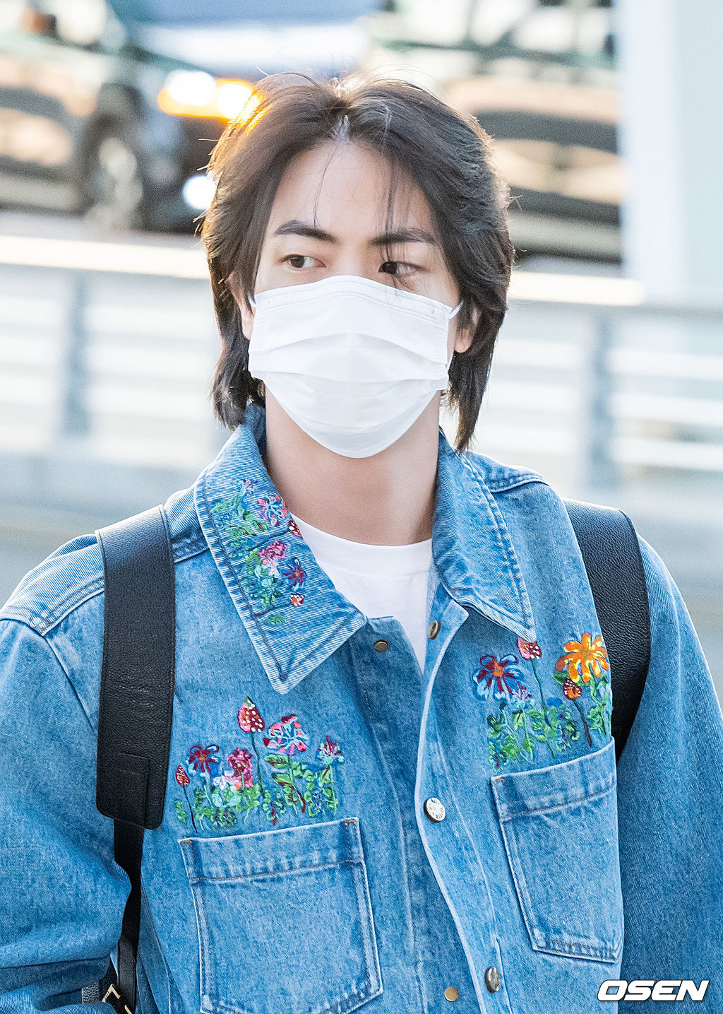 방탄소년단 진이 출국장을 향해 걸어가고 있다. 2022.03.28 /rumi@osen.co.kr