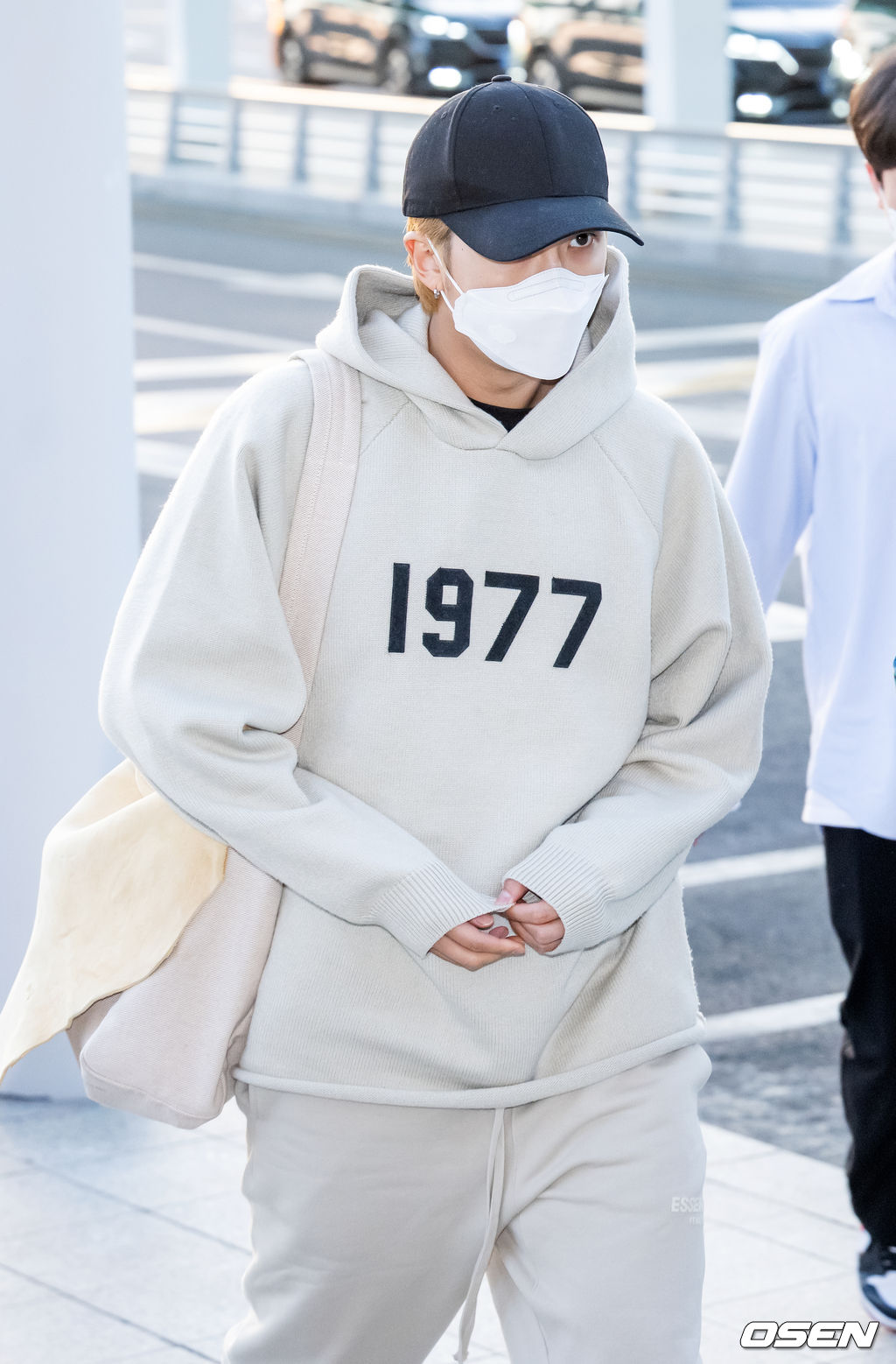 방탄소년단 RM이 출국장을 향해 걸어가고 있다. 2022.03.28 /rumi@osen.co.kr
