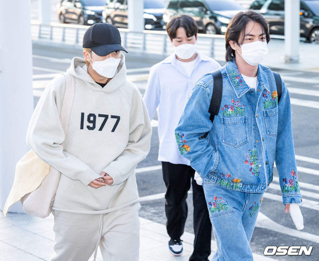 방탄소년단 RM과 진이 출국장을 향해 걸어가고 있다. 2022.03.28 /rumi@osen.co.kr