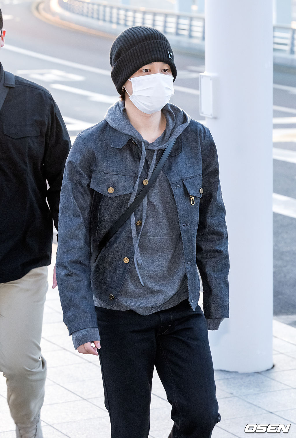 방탄소년단 지민이 출국장을 향해 걸어가고 있다. 2022.03.28 /rumi@osen.co.kr