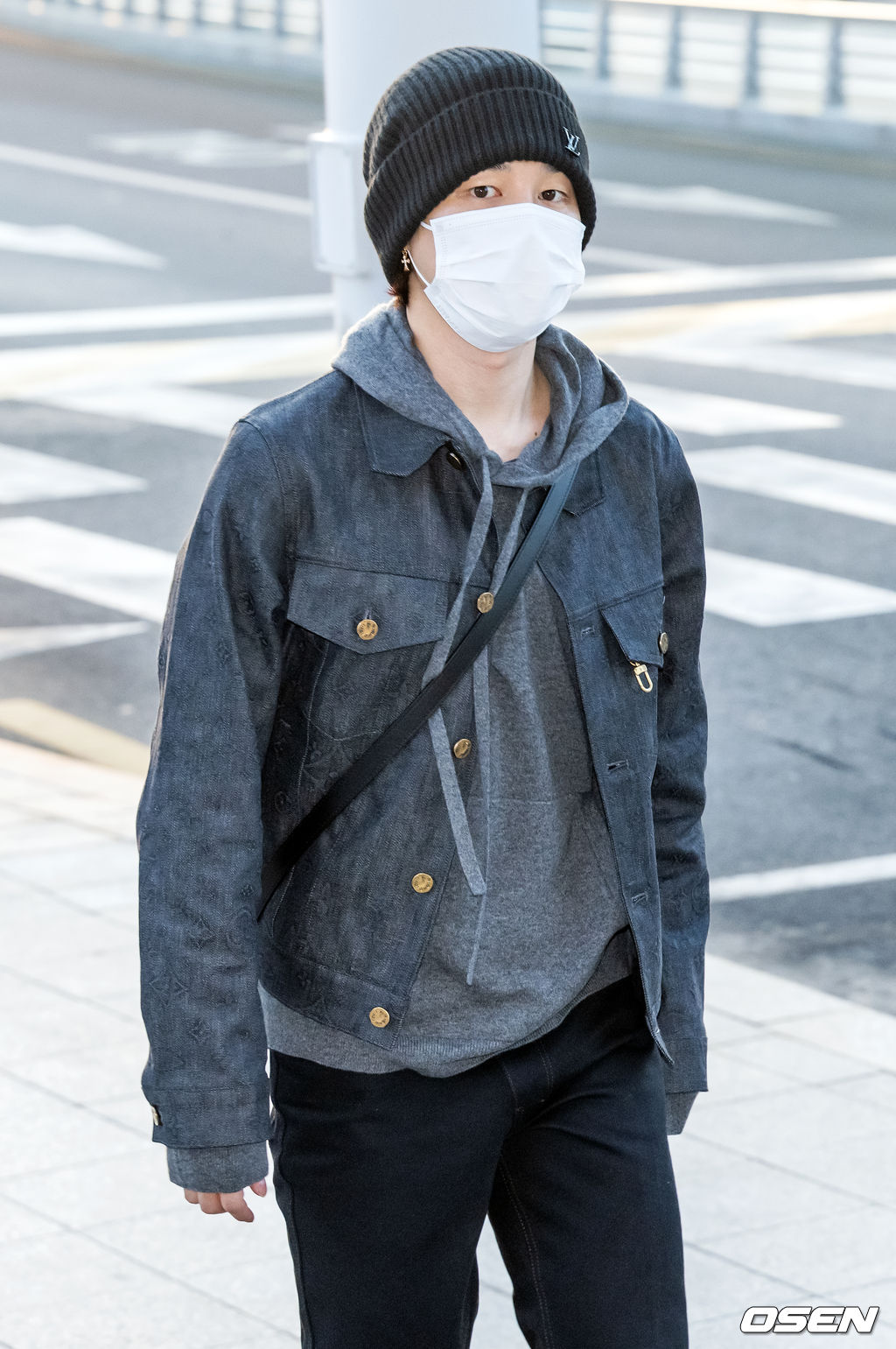 방탄소년단 지민이 출국장을 향해 걸어가고 있다. 2022.03.28 /rumi@osen.co.kr