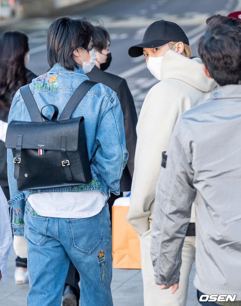 방탄소년단 RM이 출국장을 향해 걸어가고 있다. 2022.03.28 /rumi@osen.co.kr