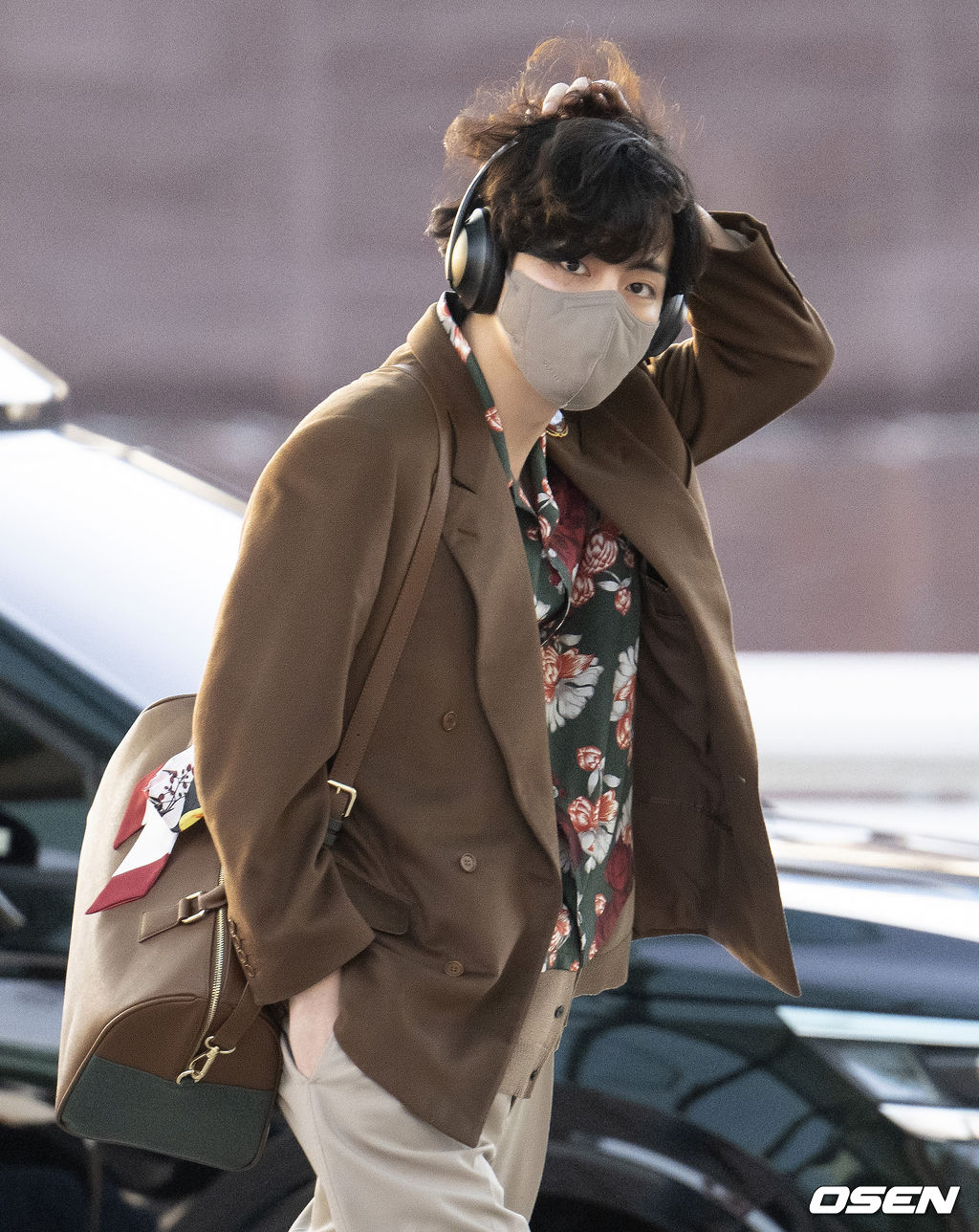방탄소년단(BTS) 뷔가 취재진을 향해 포즈를 취하고 있다. 2022.03.28 /ksl0919@osen.co.kr