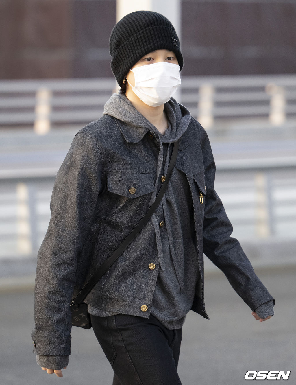 방탄소년단(BTS) 지민이 취재진을 향해 포즈를 취하고 있다. 2022.03.28 /ksl0919@osen.co.kr
