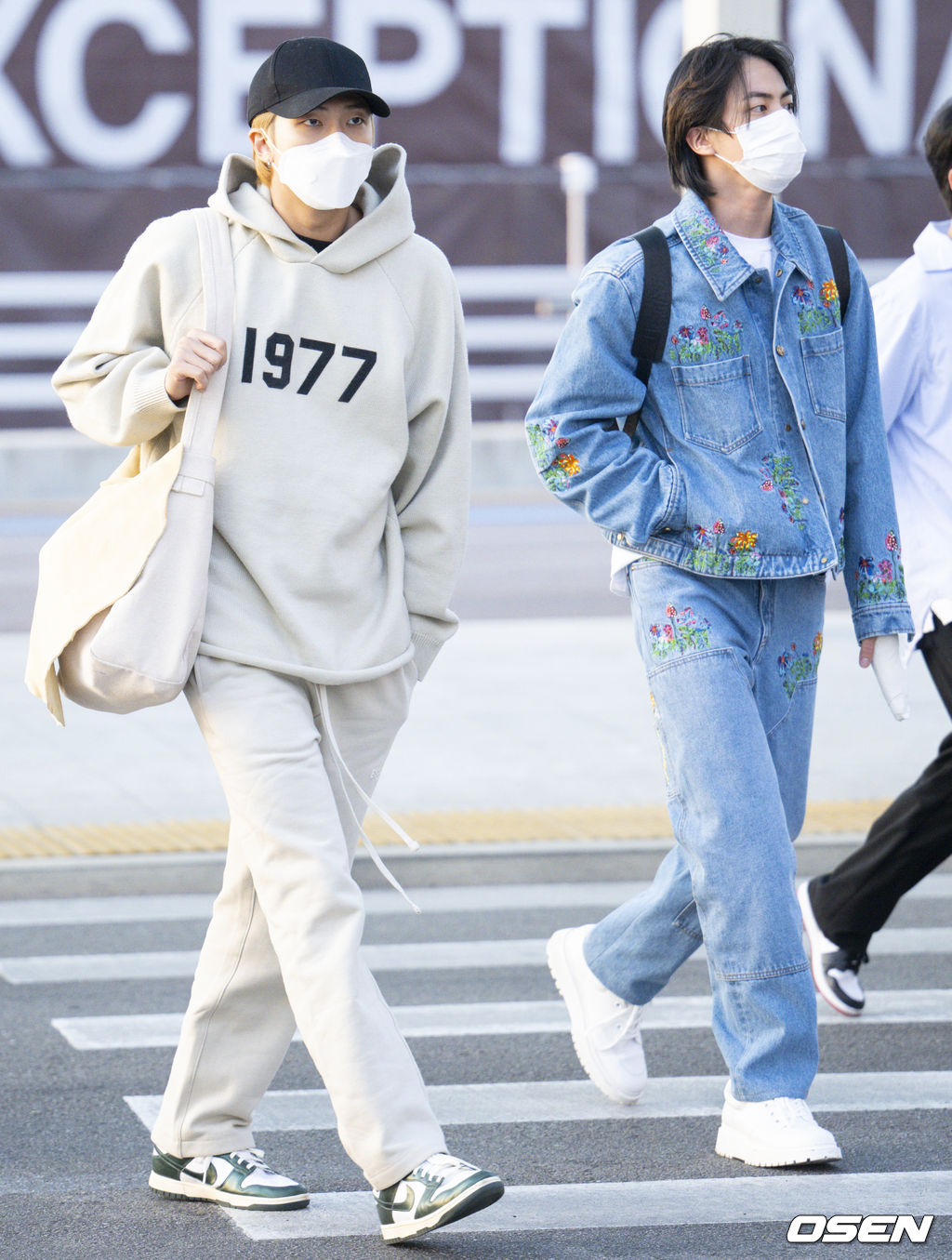 방탄소년단(BTS) RM, 진이 출국장으로 향하고 있다. 2022.03.28 /ksl0919@osen.co.kr