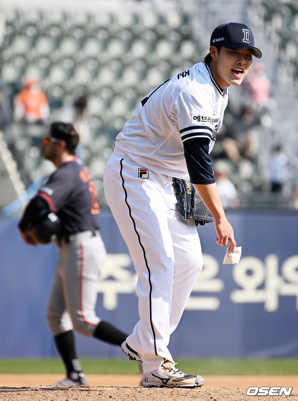 6회초 2사 2루에서 두산 최원준이 한화 노시환을 삼진 처리하며 미소짓고 있다. 2022.04.03 /jpnews@osen.co.kr